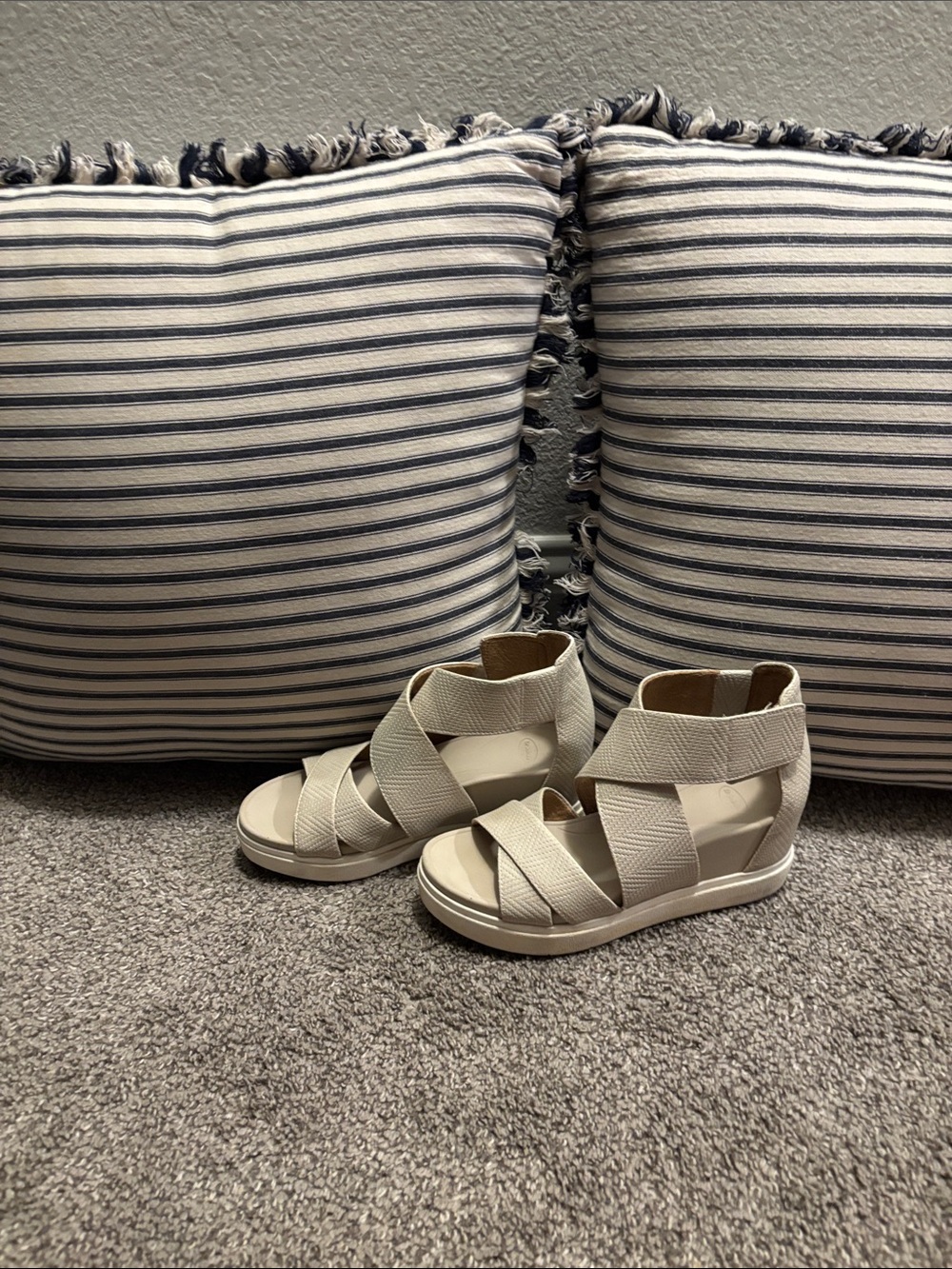 Dr. Scholl's Cream Elastic Strap Wedge Sandals